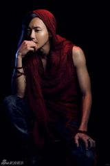 组图：黄义达全新概念写真曝光 演唱会正式开票