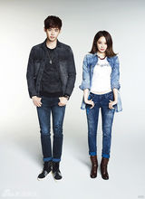 组图：李钟硕姜敏京拍写真 充满甜蜜活泼气息