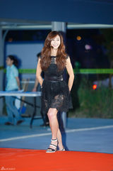 独家：韩女团同场争人气 抛胸露腿抢风头