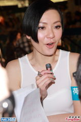 组图：田蕊妮母亲节宣传新专辑 父母到场支持