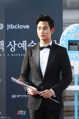 独家高清：又是一年百想红毯 众星云集争奇斗艳