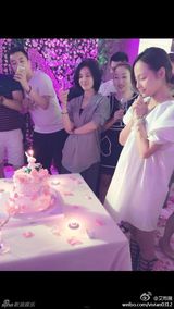组图：张嘉倪生日被求婚 与男友双双落泪