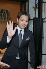 组图：Rain称生日要吃顿好的 避谈女友金泰希(金泰熙)