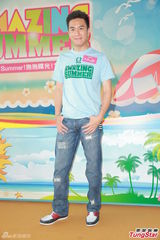 组图：佘诗曼出席活动笑林峰财多身子弱