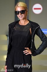 组图：名媛希尔顿赴韩 豪气拎名包阵势大