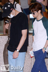 组图：CNBLUE赴京开唱 机场获壮汉开道