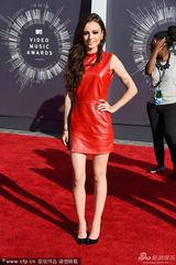 组图：雪儿-劳尔德红裙亮相 俏皮中显优雅