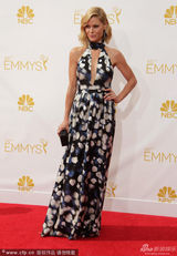 组图：《摩登家庭》女星朱丽-鲍温花裙美艳