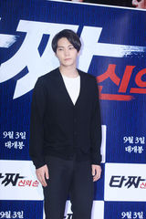 独家：崔丹尼尔宣传新片戴眼镜似哈利波特