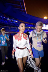 组图：吉克隽逸献唱青奥会闭幕式 表达爱与感激