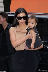 组图:金-卡戴珊街头抱娃似主妇 紧身裙勾勒丰臀