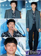 组图：韩星姜东元退伍后首亮相显拘谨