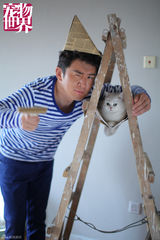 组图：郭家铭携萌猫拍写真 场面倍感温馨