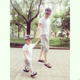 组图：美女硕士毕业抱儿子怀女儿被赞人生赢家