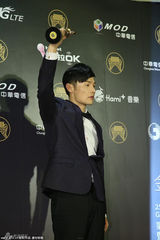 组图：李荣浩内地闯台湾获金曲新人 领奖超淡定