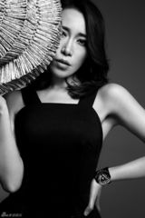 组图：金池曝黑白写真 魅惑眼神演绎冷都女