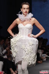 组图：赵颂茹走秀防走光 Lea T称霍启山是朋友