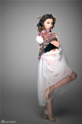 组图：鲍天琦身披薄纱柔美水嫩 化身复古小仙女