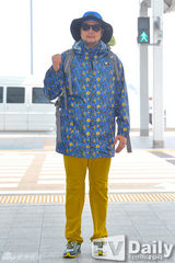 组图：韩团BEAST李起光亮相机场 呆萌搞怪