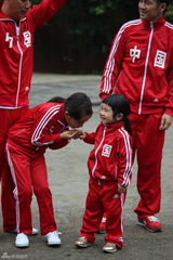 组图：多多贝儿集市风波显情深 复古运动会欢乐