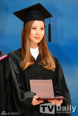 组图：少女时代徐贤出席毕业礼美翻 被授功劳奖
