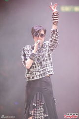 组图：张学友郑秀文等红馆开唱致敬张耀荣