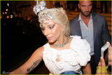 组图：Lady Gaga顶吊灯托大球 站不稳险些走光