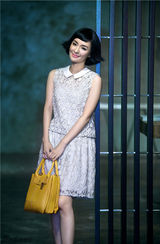 组图：于越复古造型清新甜美 挑战英伦中性风