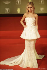 组图：《变形金刚4》妮古拉白色裹胸清丽脱俗