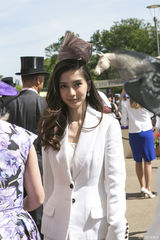 组图：Angelababy受邀看比赛 悉心装扮显高贵