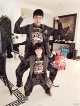 组图：陆毅萌女贝儿咧嘴甜笑 唇红齿白精灵古怪