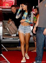 组图：蕾哈娜深夜赴海边派对 豹纹三角泳裤吸睛