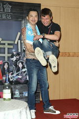 组图：多变哈林(庾澄庆)唱金曲 登小巨蛋万人同欢