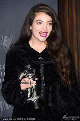 组图：洛德获最佳摇滚音乐录影带大奖 开心大笑