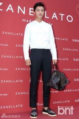 组图：韩星申敏儿朴韩星清新亮相笑容甜