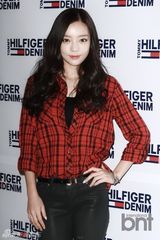 组图：KARA具荷拉秀纤细小腿 甜笑捂嘴