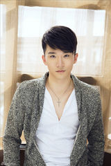 组图：曾虹畅最新时尚写真帅气逼人