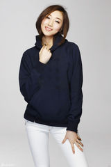 组图：新星林芮西运动写真俏皮青春