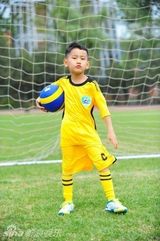 组图：腾格尔带儿子录足球梦 望其成为足球先生