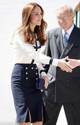 组图：凯特王妃参观破译局 高挑身材显皇室气质