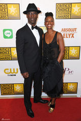 组图：评论家奖众星云集 谢耳朵帅气潘妮秀短发