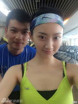 组图：景甜健身房挥汗如雨 平胸素颜身条纤细