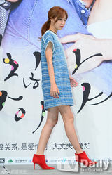 组图：孔孝真腿伤引注目 赵寅成温柔搀扶