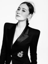 组图：孙宁穿制服干练出镜  胸口开深V性感妩媚