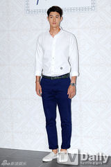 组图：少女时代Sunny助阵派对 白裙显清纯可爱