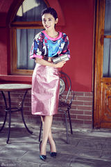 组图：唐艺昕街拍忙换装 北京胡同内展百搭风格