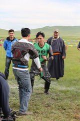 组图：爸爸2张亮黄磊拼厨艺 萌娃草原比摔跤