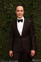 组图：“谢耳朵”吉姆-帕尔森帅气亮相艾美红毯