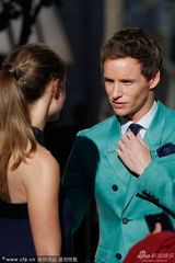 组图：《万物理论》小雀斑携女友 菲丽西提美艳