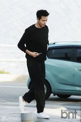 组图：赵寅成赴泰国度假 黑衣酷帅有型